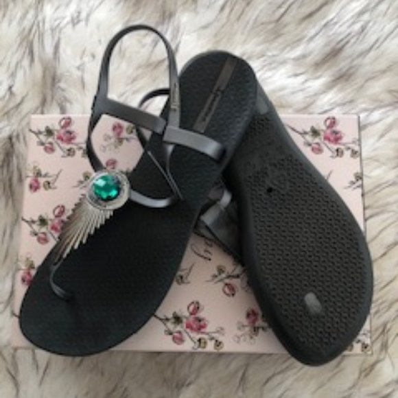 GRAY FLATS - Picture 2 of 3